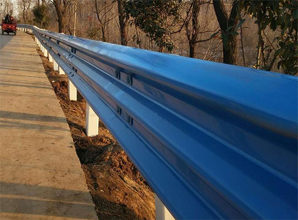 防城港公路波形护栏板的优点